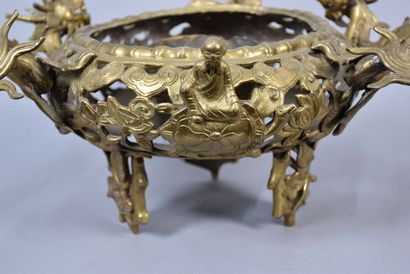 VIETNAM
Gilt bronze perfume burner with dragons...