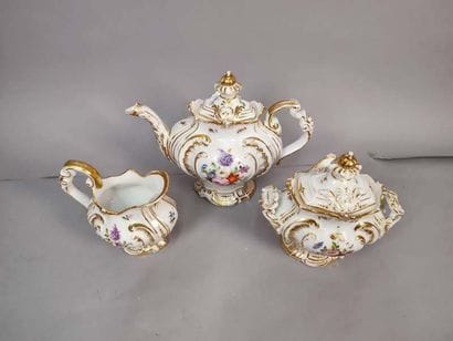 Part of a service in Limoges porcelain
(cracks,...