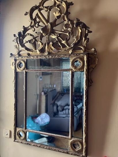 Grand miroir à parecloses, en bois sculpté...