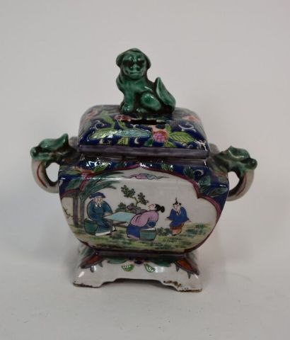 CHINA
Perfume burner in porcelain with polychrome...