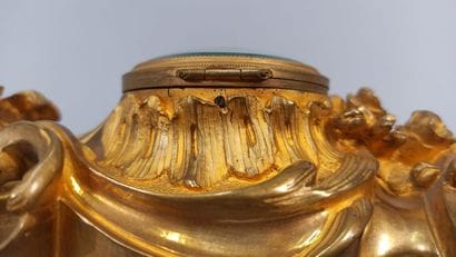 Petit cartel en bronze doré
Style Louis XV
Haut....
