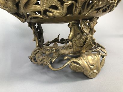 VIETNAM
Gilt bronze perfume burner with dragons...