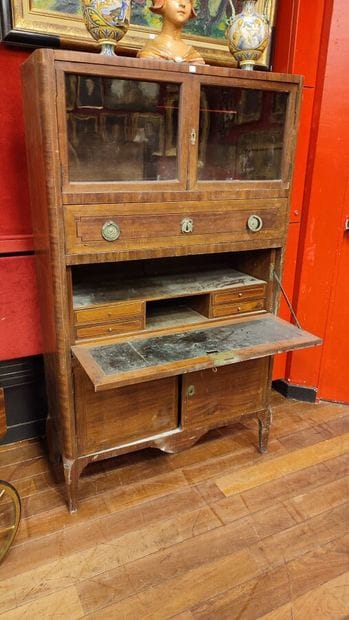 Secrétaire en bois de placage formant vitrine
Haut....
