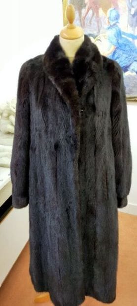 Long coat in dark mink
two pockets, shawl...