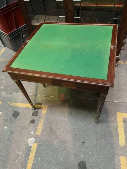 Table à jeux formant console
Haut. 74 ; Larg....