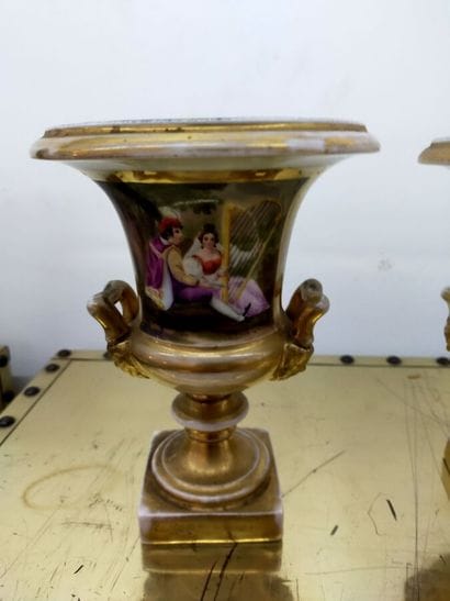 PARIS
Pair of Medici vases in gold porcelain...