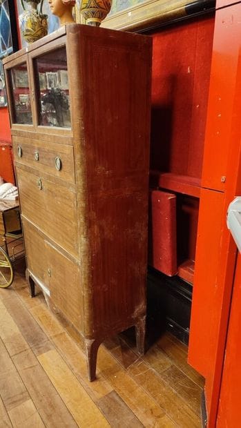 Secrétaire en bois de placage formant vitrine
Haut....