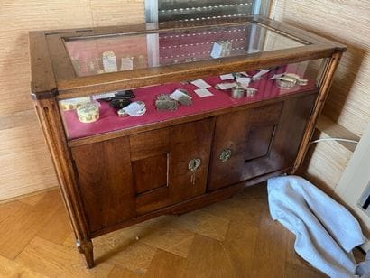 Meuble vitrine en bois naturel ouvrant à...