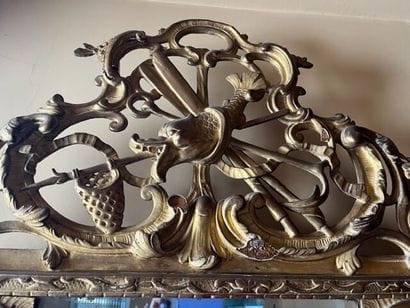 Grand miroir à parecloses, en bois sculpté...