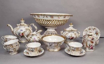 Part of a service in Limoges porcelain
(cracks,...