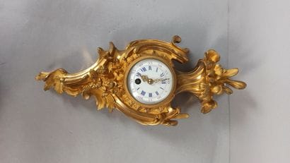 Petit cartel en bronze doré
Style Louis XV
Haut....