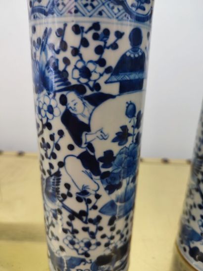 CHINA
Pair of vases, modern
Height : 20 20...