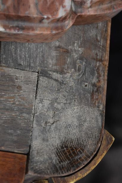 COMMODE en placage d'acajou satiné ouvrant...