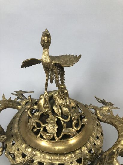 VIETNAM
Gilt bronze perfume burner with dragons...
