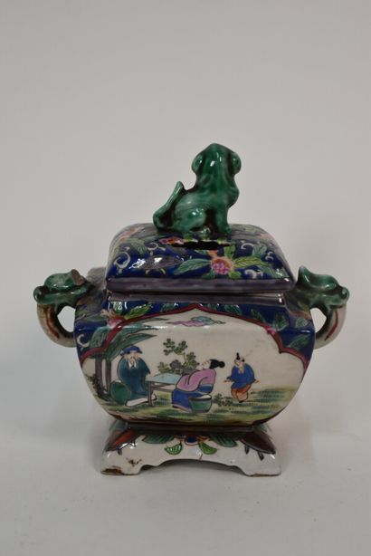 CHINA
Perfume burner in porcelain with polychrome...