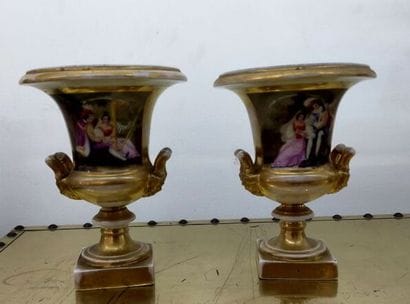 PARIS
Pair of Medici vases in gold porcelain...