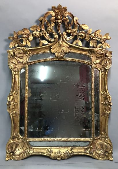 Miroir à parecloses, en bois sculpté et doré...