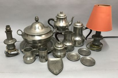 Part of a tea and coffee service and a tureen...