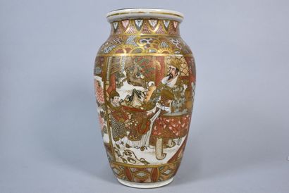STASUMA JAPAN
Pair of porcelain vases decorated...