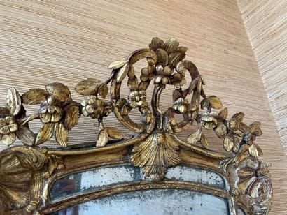 Miroir à parecloses, en bois sculpté et doré...