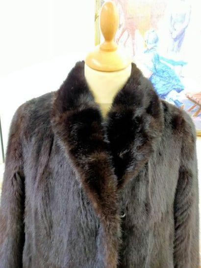 Long coat in dark mink
two pockets, shawl...