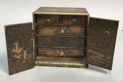 Small lacquered cabinet on a nashiji background,...