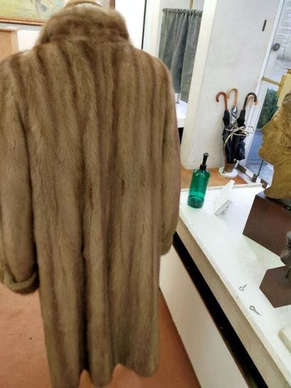 GEORGE V FUR
Long coat : in light mink 
two...
