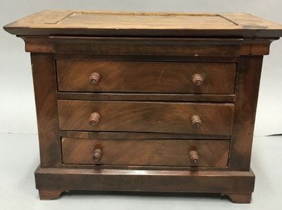 Petite commode de maitrise en bois de placage...