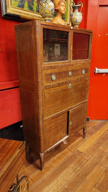 Secrétaire en bois de placage formant vitrine
Haut....