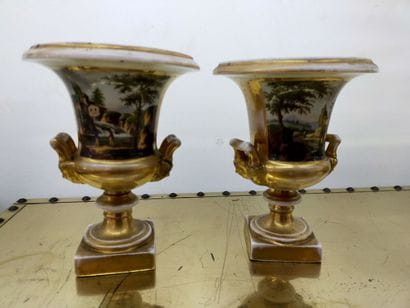 PARIS
Pair of Medici vases in gold porcelain...
