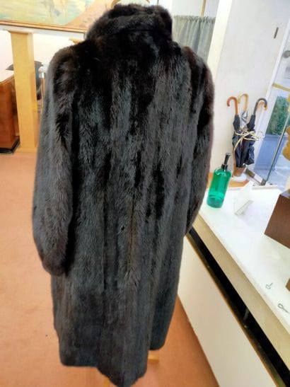 Long coat in dark mink
two pockets, shawl...