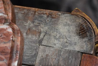 COMMODE en placage d'acajou satiné ouvrant...