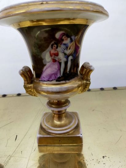 PARIS
Pair of Medici vases in gold porcelain...