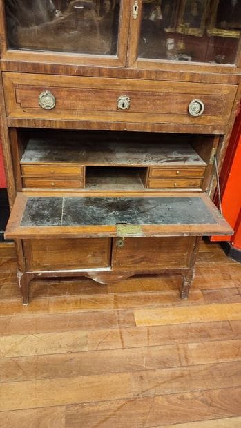 Secrétaire en bois de placage formant vitrine
Haut....