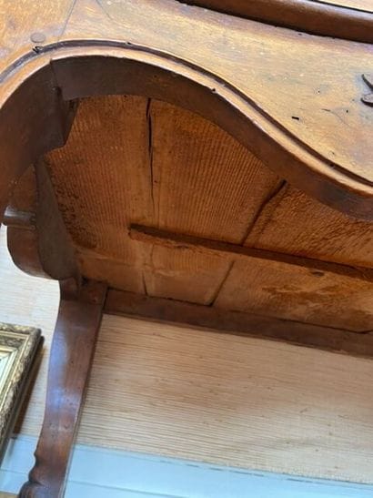 Commode en bois naturel mouluré et sculpté,...