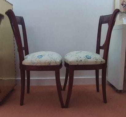 Paire de chaises en bois mouluré à dossier...