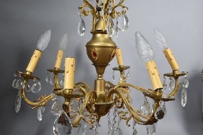Lustre en métal doré et pampilles, à six...