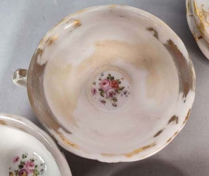 Part of a service in Limoges porcelain
(cracks,...