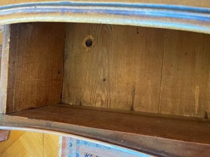 Commode en bois naturel mouluré et sculpté,...