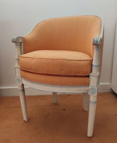 Petit fauteuil en bergère en bois laqué blanc...
