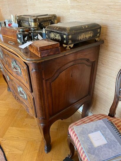 Commode en bois naturel mouluré et sculpté,...