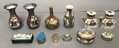 Six porcelain bottles in the taste of Japan...