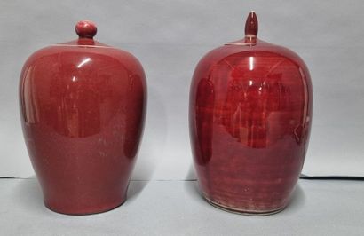 Set of two oxblood ceramic pots. With lids.
Height...