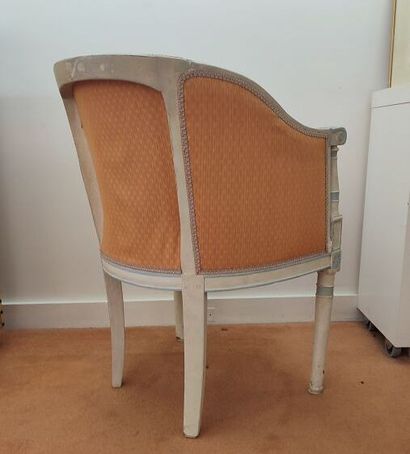 Petit fauteuil en bergère en bois laqué blanc...