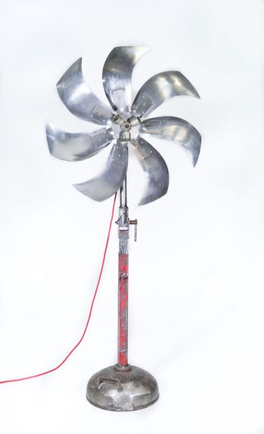 Lampe hélice en métal, piètement réglable
Haut....