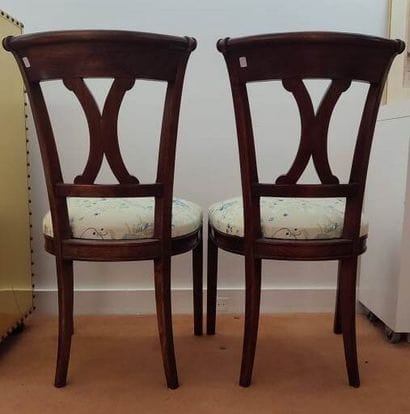 Paire de chaises en bois mouluré à dossier...