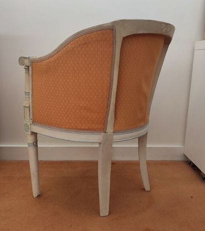 Petit fauteuil en bergère en bois laqué blanc...