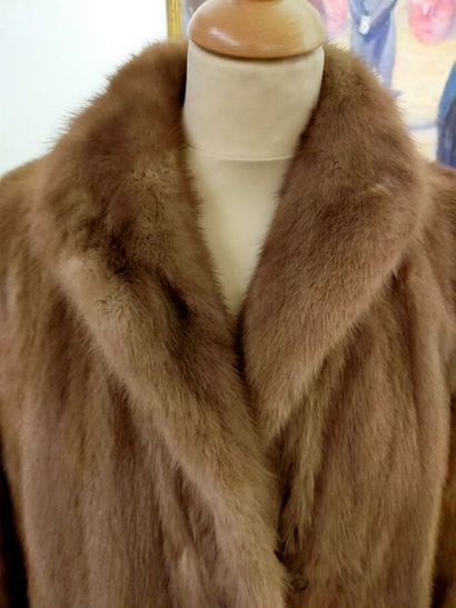 GEORGE V FUR
Long coat : in light mink 
two...