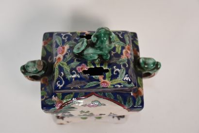 CHINA
Perfume burner in porcelain with polychrome...