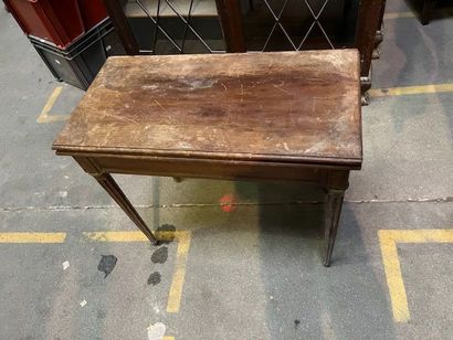 Table à jeux formant console
Haut. 74 ; Larg....